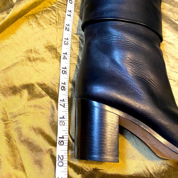 ♥️SOLD♥️AUTH CHANEL CC Logo High Fold Over Runway Butter Lambskin Boots 39 - Picture 12 of 17